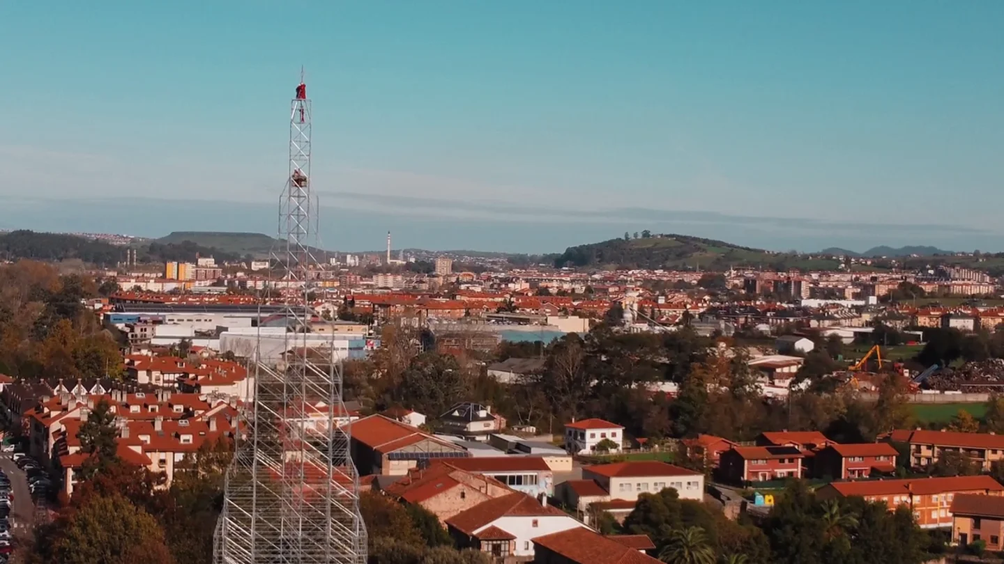 Ni Vigo ni Badalona: Cantes monta el árbol de Navidad más grande de España de 45 metros de altura Ni Vigo ni Badalona: Cantes monta el árbol de Navidad más grande de España de 45 metros de altura