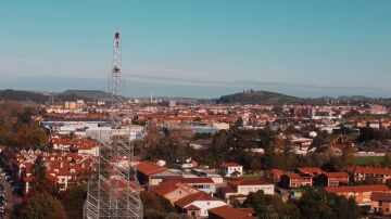 Ni Vigo ni Badalona: Cantes monta el árbol de Navidad más grande de España de 45 metros de altura