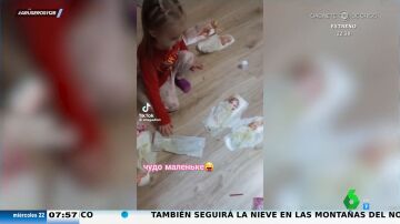 El insólito juego de una niña con sus muñecas y las compresas de su madre
