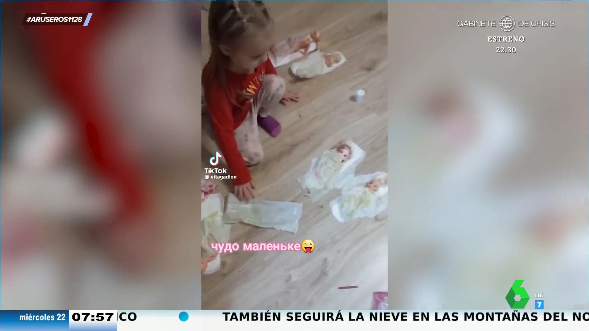 El insólito juego de una niña con sus muñecas y las compresas de su madre