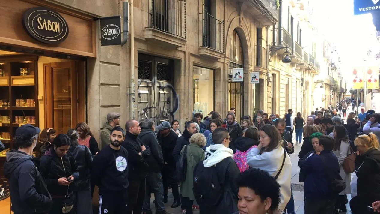 Imagen compartida por Resistim al Gòtic de la concentración para impedir el desahucio de Blanca en Barcelona. 