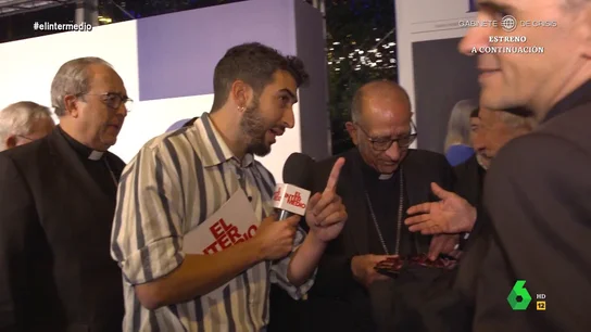 El surrealista momento de Isma Juárez con el obispo Omella "Un poquito de jamón rodeado de curas, esto es España, claro que sí", comenta en este vídeo Isma Juárez mientras comparte el cóctel del 25 aniversario de 'La Razón' con el presidente de la Conferencia Episcopal, Juan José Omella.