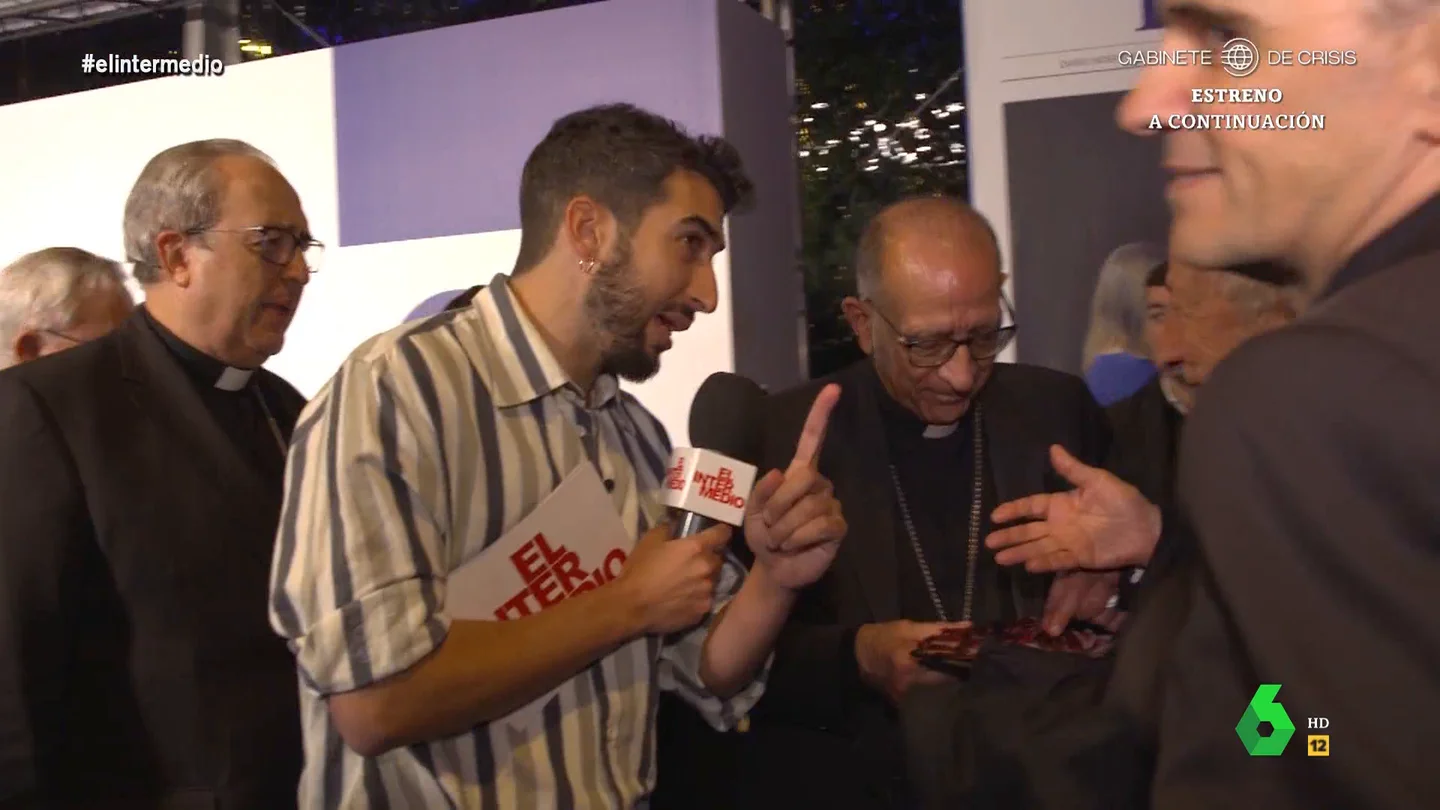 El surrealista momento de Isma Juárez con el obispo Omella "Un poquito de jamón rodeado de curas, esto es España, claro que sí", comenta en este vídeo Isma Juárez mientras comparte el cóctel del 25 aniversario de 'La Razón' con el presidente de la Conferencia Episcopal, Juan José Omella.