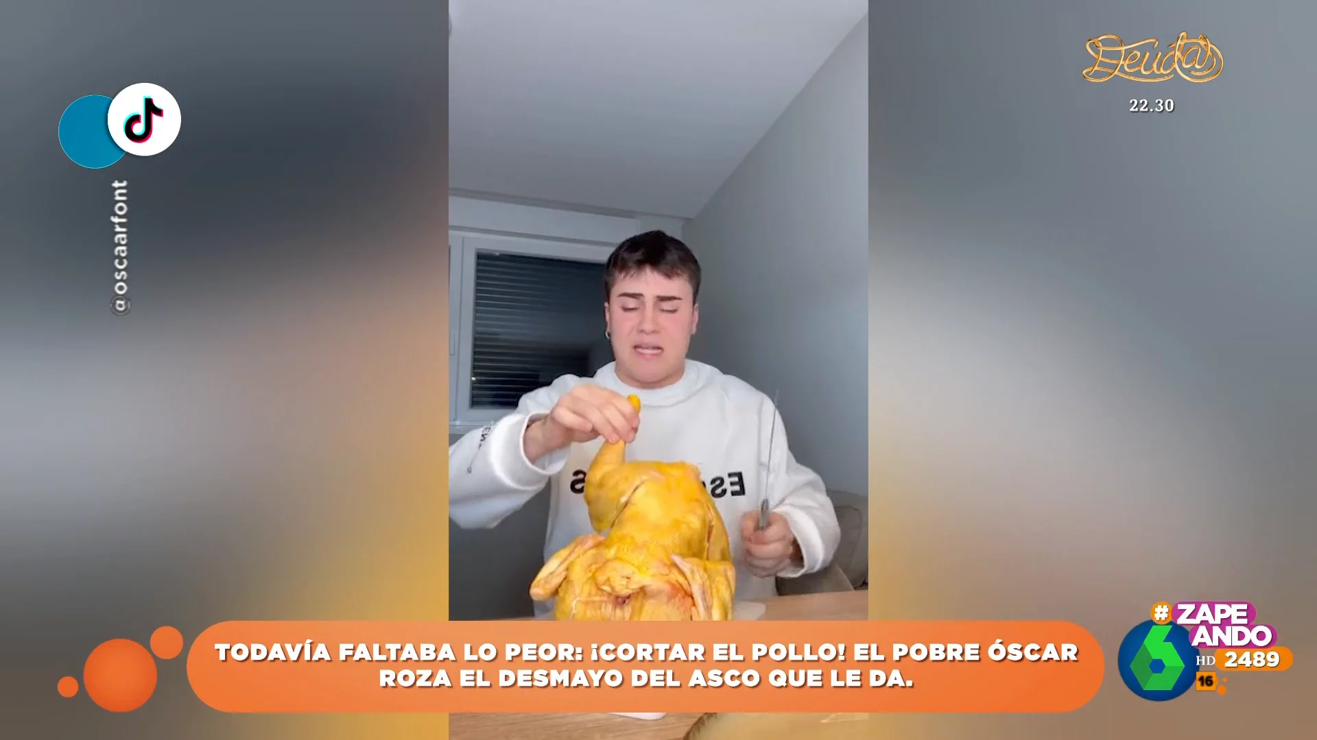 La hilarante 'batalla' de un tiktoker con un pollo crudo: "Ojalá ser un niño siempre y nunca entrar en la vida adulta"