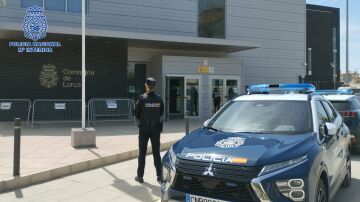 Dos policías fuera de servicio neutralizan a una mujer que acudió a un colegio amenazando con varios cuchillos