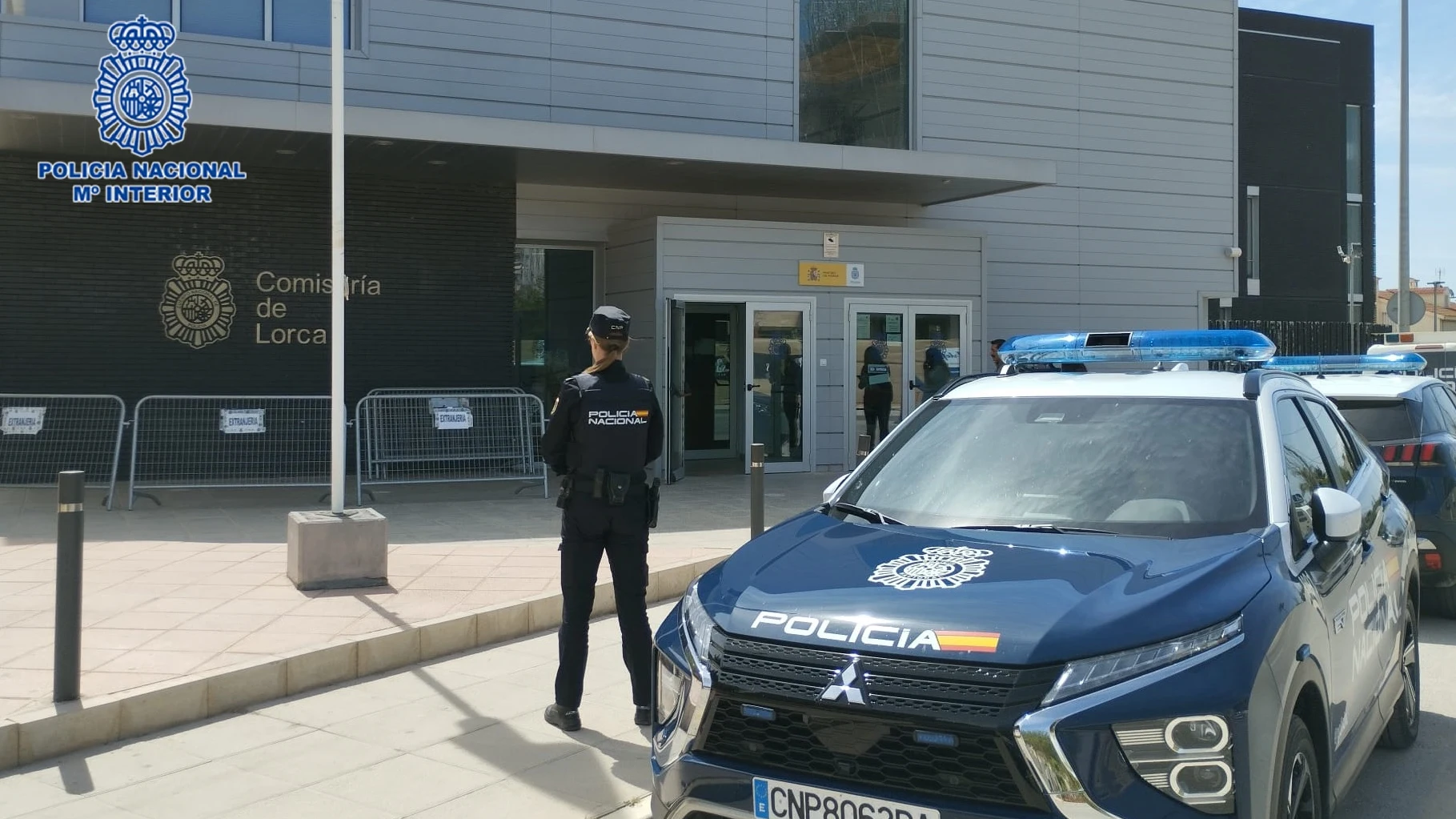 Dos policías fuera de servicio neutralizan a una mujer que acudió a un colegio amenazando con varios cuchillos