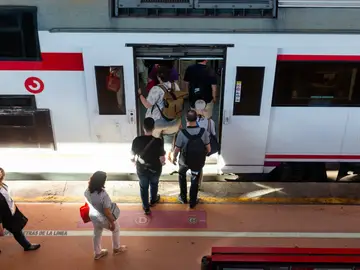 Varias personas a su entrada en un vagón de tren en la estación de Puerta de Atocha-Almudena Grandes.