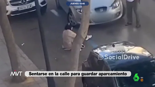 Tirarse al suelo para guardar una plaza de aparcamiento: la nueva tendencia para evitar que otro coche se quede el sitio "¿Merece la pena un par de pantalones nuevos por guardar un sitio?", se pregunta Iñaki López al ver dos vídeos, uno de Fuengirola y otro de Francia, en el que dos personas se tiran al suelo de la calle para guardar una plaza de aparcamiento.