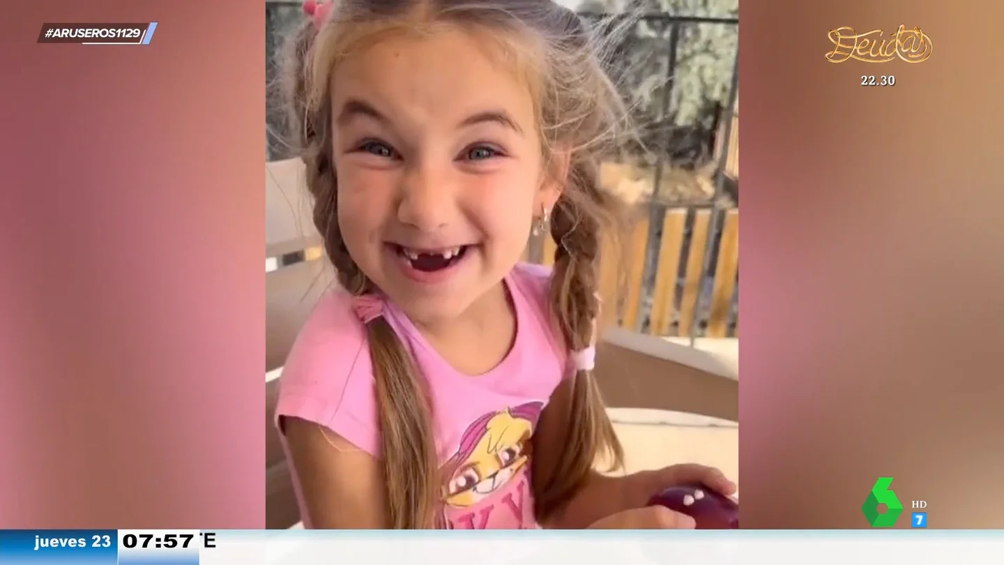"El ratoncito Pérez tiene doble trabajo por culpa de esta manzana": una niña pierde de golpe dos dientes de leche "El ratoncito Pérez tiene doble trabajo por culpa de esta manzana": una niña pierde de golpe dos dientes de leche