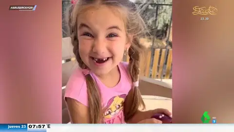 "El ratoncito Pérez tiene doble trabajo por culpa de esta manzana": una niña pierde de golpe dos dientes de leche