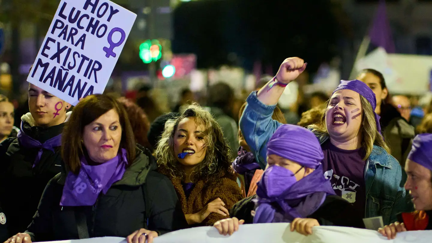 Varias mujeres sujetan una pancarta durante una manifestación contra las violencias machistas, a 25 de noviembre de 2022, en Santander, Cantabria (España). Varias mujeres sujetan una pancarta durante una manifestación contra las violencias machistas, a 25 de noviembre de 2022, en Santander, Cantabria (España).