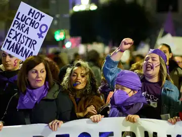 Varias mujeres sujetan una pancarta durante una manifestación contra las violencias machistas, a 25 de noviembre de 2022, en Santander, Cantabria (España). 