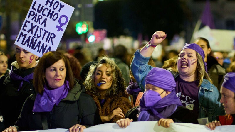 Varias mujeres sujetan una pancarta durante una manifestación contra las violencias machistas, a 25 de noviembre de 2022, en Santander, Cantabria (España). 