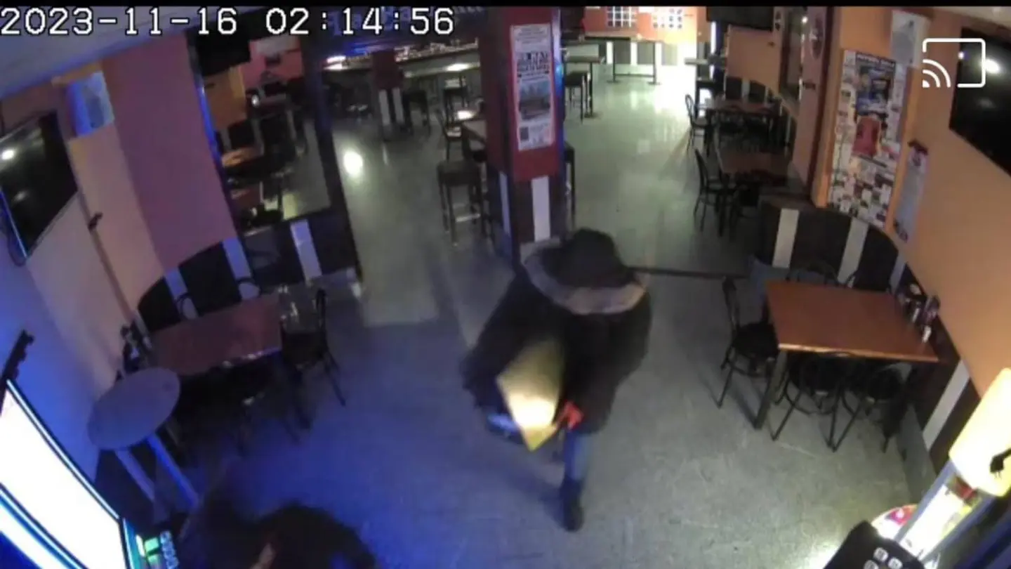 Una imagen de las cámaras de seguridad del bar La Barrika (Navalmoral, Cáceres), donde robaron una máquina expendedora de Lotería de Navidad Una imagen de las cámaras de seguridad del bar La Barrika (Navalmoral, Cáceres), donde robaron una máquina expendedora de Lotería de Navidad