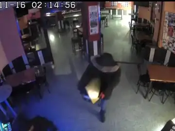 Una imagen de las cámaras de seguridad del bar La Barrika (Navalmoral, Cáceres), donde robaron una máquina expendedora de Lotería de Navidad