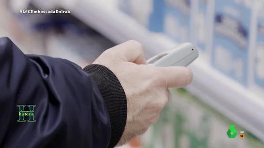La agónica llamada de auxilio de los agentes del CNI tiroteados en Irak que sonó en un supermercado de Madrid "Hubo gente del CNI que escuchó los disparos a través de los teléfonos satélites que estaban utilizando los agentes, casi en directo", explica el fotoperiodista Gervasio Sánchez en este vídeo de laSexta Columna.