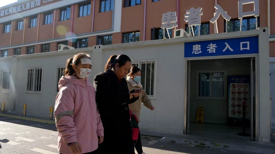 Varios pacientes pasando por la puerta de un hospital en Pekín (China), en noviembre de 2023 Varios pacientes pasando por la puerta de un hospital en Pekín (China), en noviembre de 2023