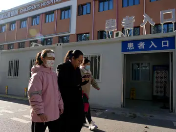 Varios pacientes pasando por la puerta de un hospital en Pekín (China), en noviembre de 2023