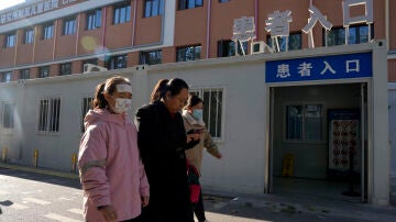 Varios pacientes pasando por la puerta de un hospital en Pekín (China), en noviembre de 2023