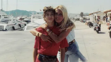 El hijo de Bárbara Rey, Ángel Cristo Jr, junto a su madre en una imagen familiar que aparece en 'Una vida Bárbara'.