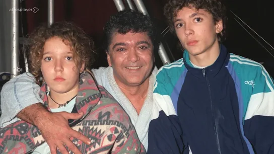 Ángel Cristo (centro) con sus hijos Sofía y Ángel Jr. en una imagen familiar que aparece en 'Una vida Bárbara'. Ángel Cristo (centro) con sus hijos Sofía y Ángel Jr. en una imagen familiar que aparece en 'Una vida Bárbara'.