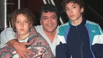 Ángel Cristo (centro) con sus hijos Sofía y Ángel Jr. en una imagen familiar que aparece en 'Una vida Bárbara'. 