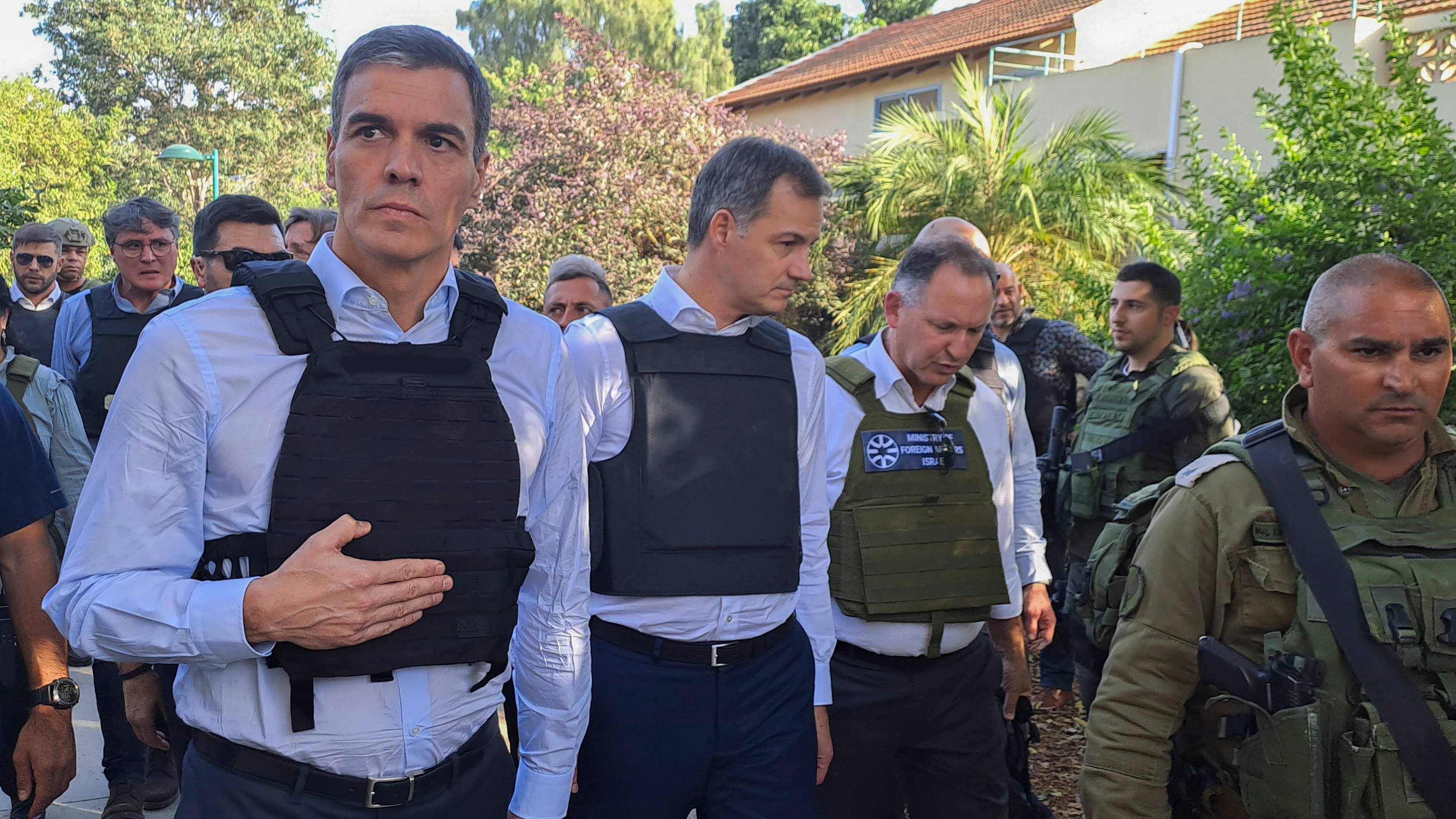 El presidente del Gobierno, Pedro Sánchez, y el primer ministro belga, Alexander de Croo, durante una visita guiada por militares israelíes