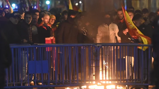 Varias personas queman una bandera estelada, durante la protesta convocada por el sindicato de Vox Varias personas queman una bandera estelada, durante la protesta convocada por el sindicato de Vox