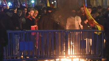 Varias personas queman una bandera estelada, durante la protesta convocada por el sindicato de Vox