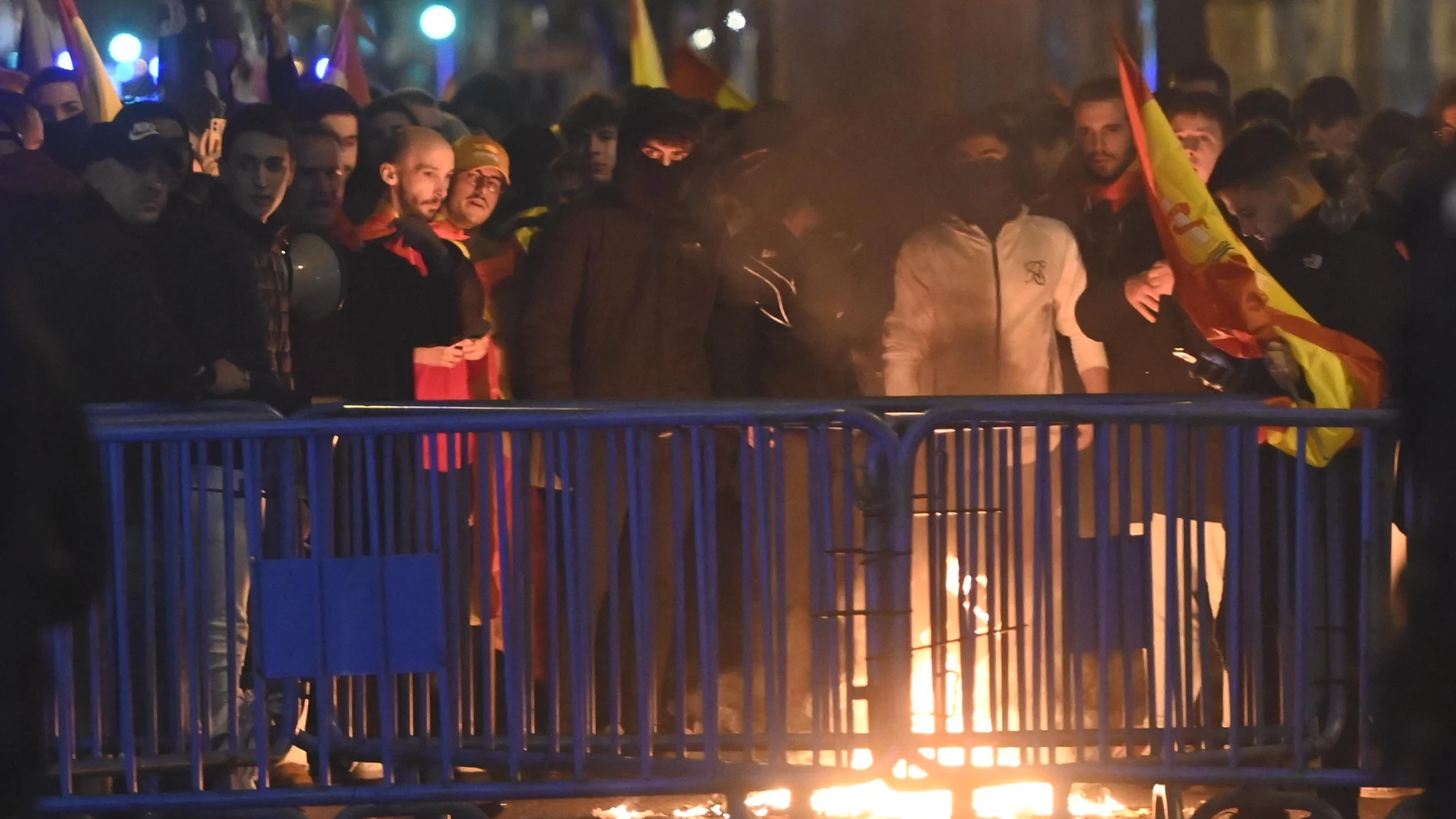 Varias personas queman una bandera estelada, durante la protesta convocada por el sindicato de Vox