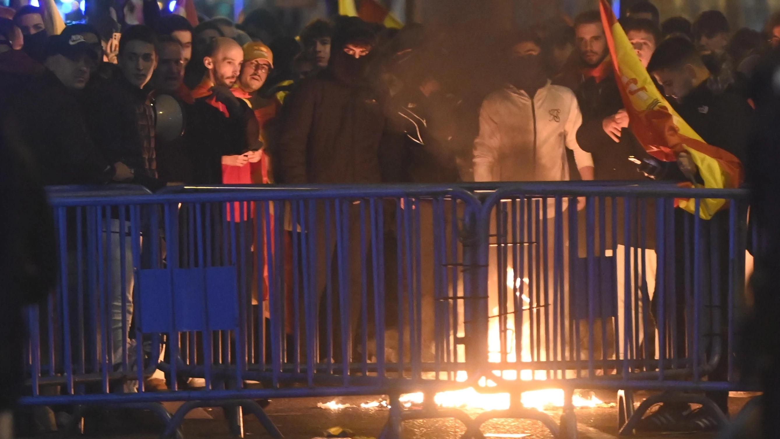 Varias personas queman una bandera estelada, durante la protesta convocada por el sindicato de Vox