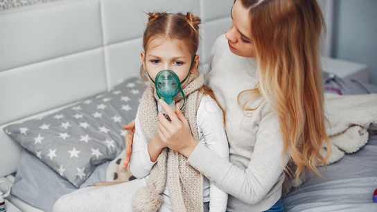 Una niña con enfermedad respiratoria. Una niña con enfermedad respiratoria.