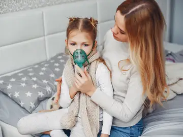 Una niña con enfermedad respiratoria.