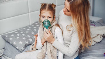 Una niña con enfermedad respiratoria.
