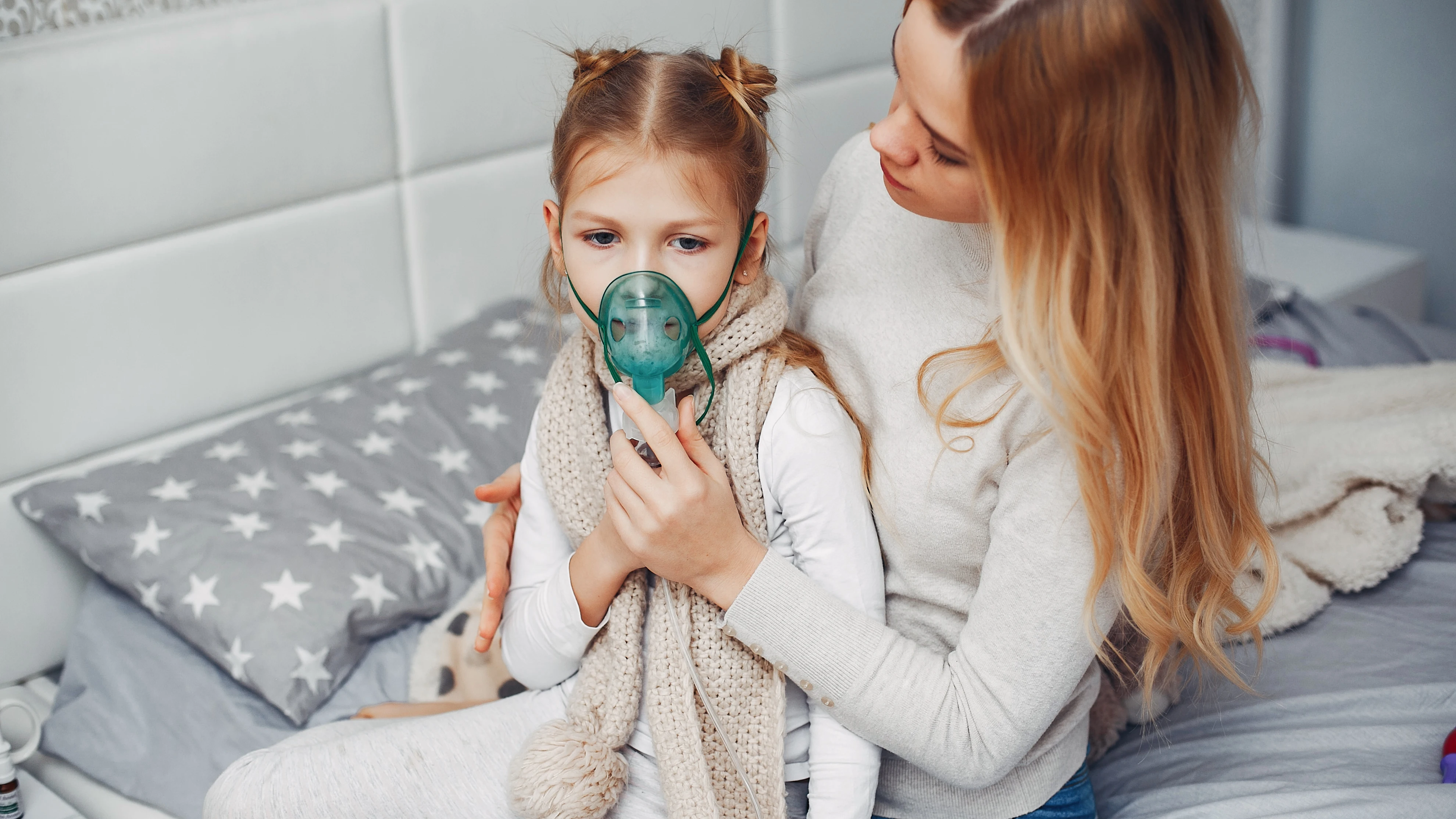 Una niña con enfermedad respiratoria.