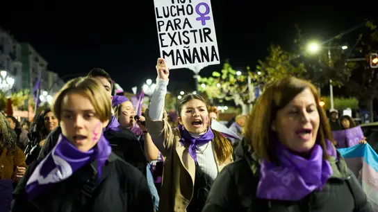 Una mujer sostiene una pancarta durante una manifestación contra las violencias machistas, a 25 de noviembre de 2022, en Santander. Una mujer sostiene una pancarta durante una manifestación contra las violencias machistas, a 25 de noviembre de 2022, en Santander.