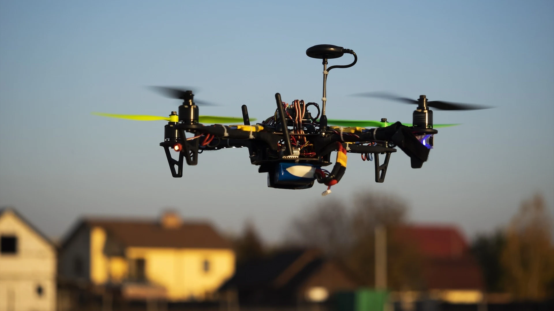 Dron operando en Kyiv, Ucrania. Imagen de archivo.