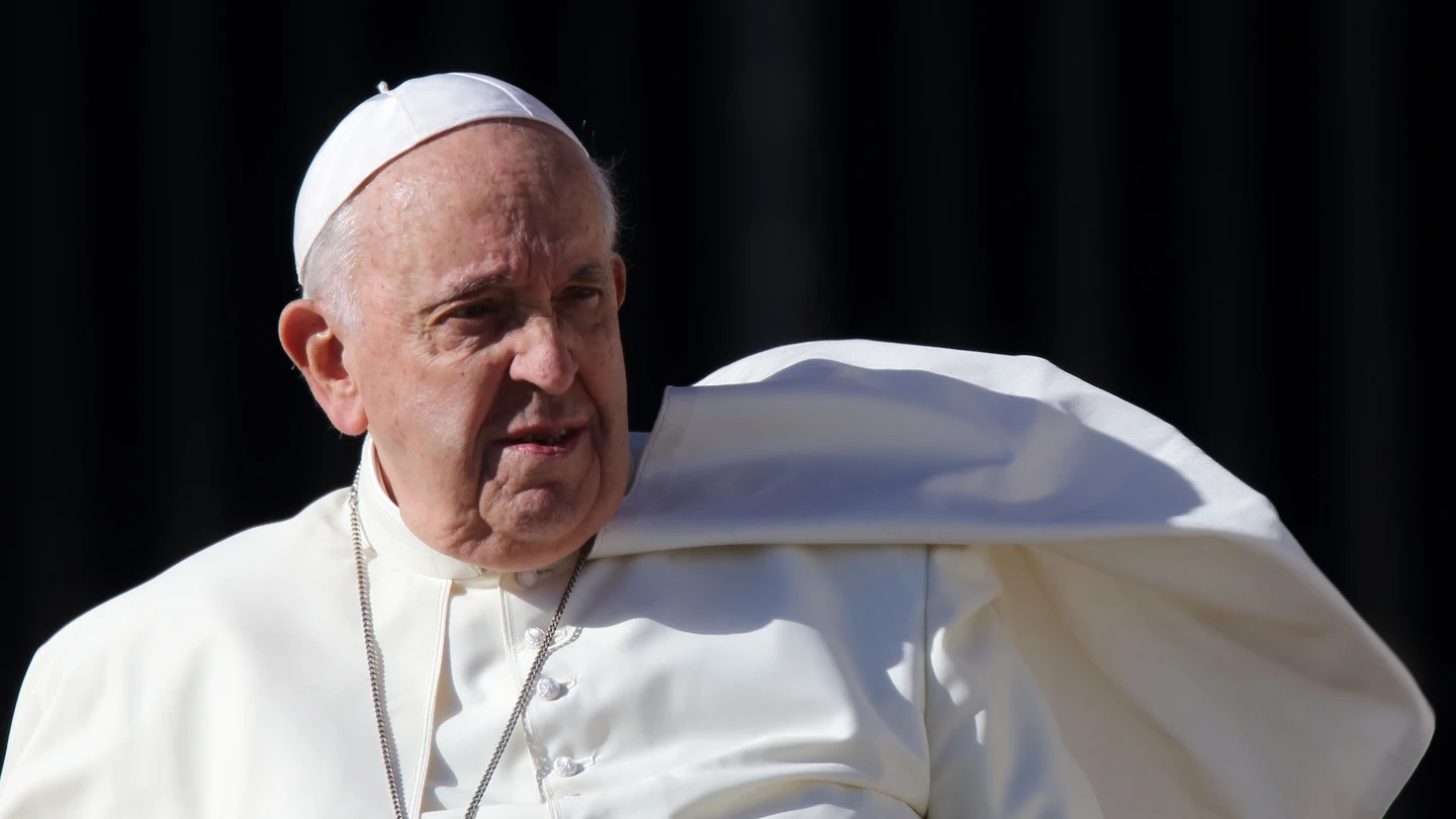 El Papa Francisco llega para asistir a su Audiencia General de los miércoles en la Plaza de San Pedro del Vaticano. El Papa Francisco llega para asistir a su Audiencia General de los miércoles en la Plaza de San Pedro del Vaticano.