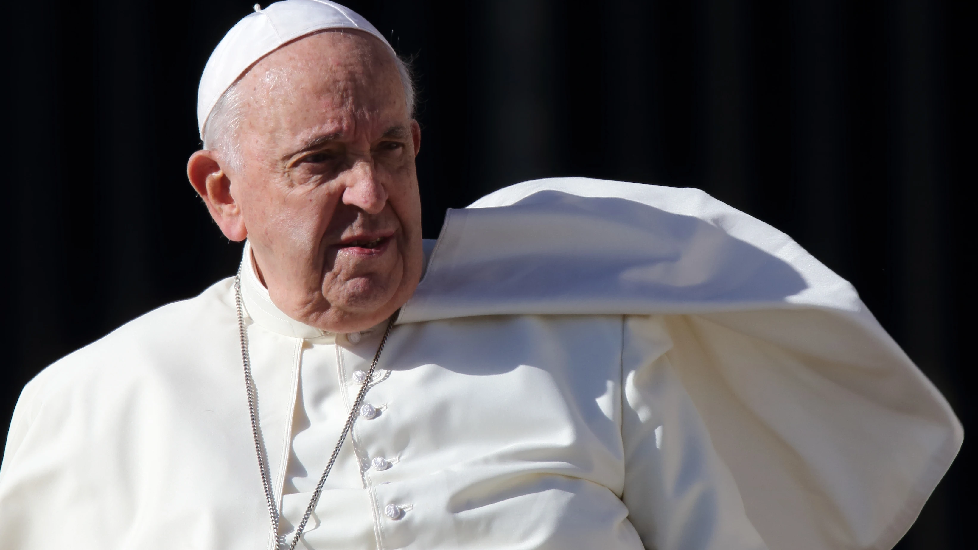 El Papa Francisco llega para asistir a su Audiencia General de los miércoles en la Plaza de San Pedro del Vaticano.