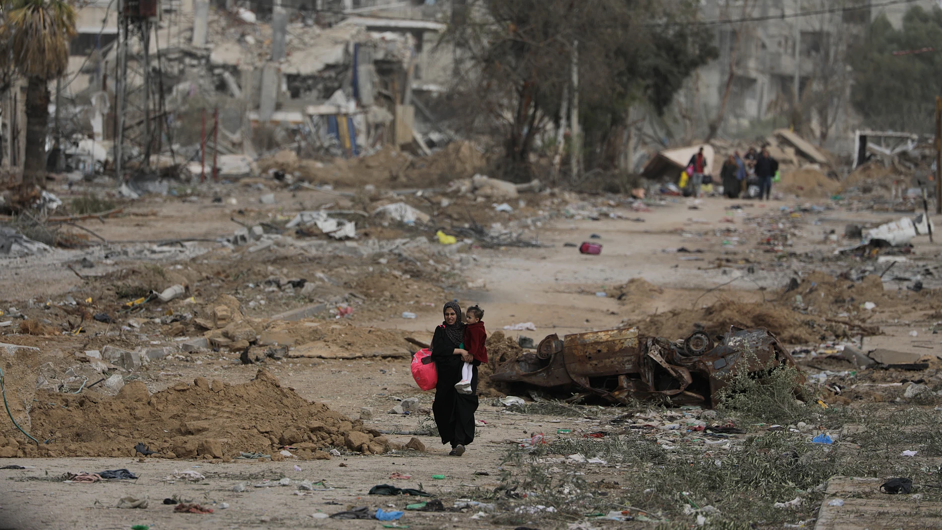 Los palestinos caminan después de cruzar desde el norte de la Franja de Gaza hasta el sur 