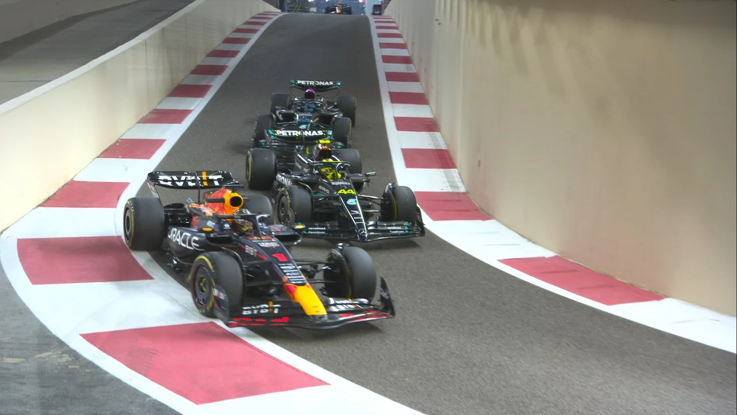 Verstappen adelanta a los dos Mercedes en el pit lane Verstappen adelanta a los dos Mercedes en el pit lane