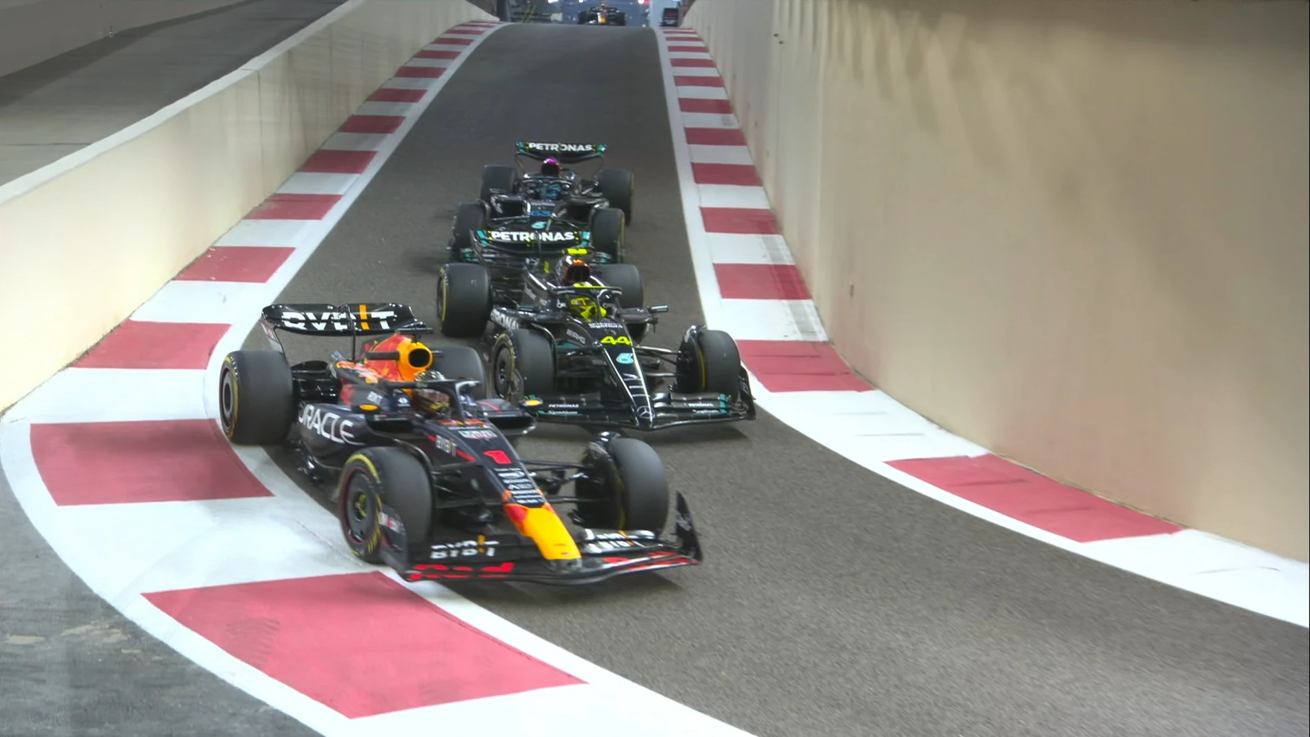 Verstappen adelanta a los dos Mercedes en el pit lane