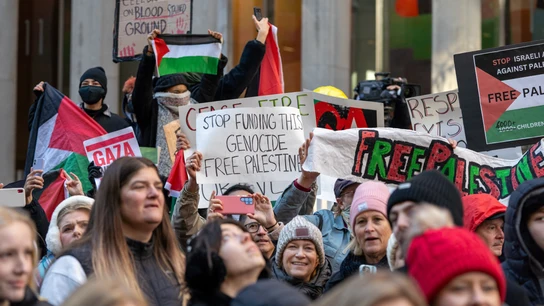 Personas con carteles en los que se lee palestina libre y otras consignas de protesta, asisten durante el desfile de Acción de Gracias de Macys hoy en la sexta avenida de Nueva York (EE.UU.). En el desfile participan carrozas, bailarines y músicos, que celebran Acción de Gracias y la llegada de la Navidad. Personas con carteles en los que se lee palestina libre y otras consignas de protesta, asisten durante el desfile de Acción de Gracias de Macys hoy en la sexta avenida de Nueva York (EE.UU.). En el desfile participan carrozas, bailarines y músicos, que celebran Acción de Gracias y la llegada de la Navidad.