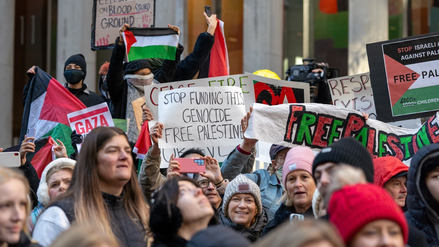 Personas con carteles en los que se lee palestina libre y otras consignas de protesta, asisten durante el desfile de Acción de Gracias de Macys hoy en la sexta avenida de Nueva York (EE.UU.). En el desfile participan carrozas, bailarines y músicos, que celebran Acción de Gracias y la llegada de la Navidad. Personas con carteles en los que se lee palestina libre y otras consignas de protesta, asisten durante el desfile de Acción de Gracias de Macys hoy en la sexta avenida de Nueva York (EE.UU.). En el desfile participan carrozas, bailarines y músicos, que celebran Acción de Gracias y la llegada de la Navidad.