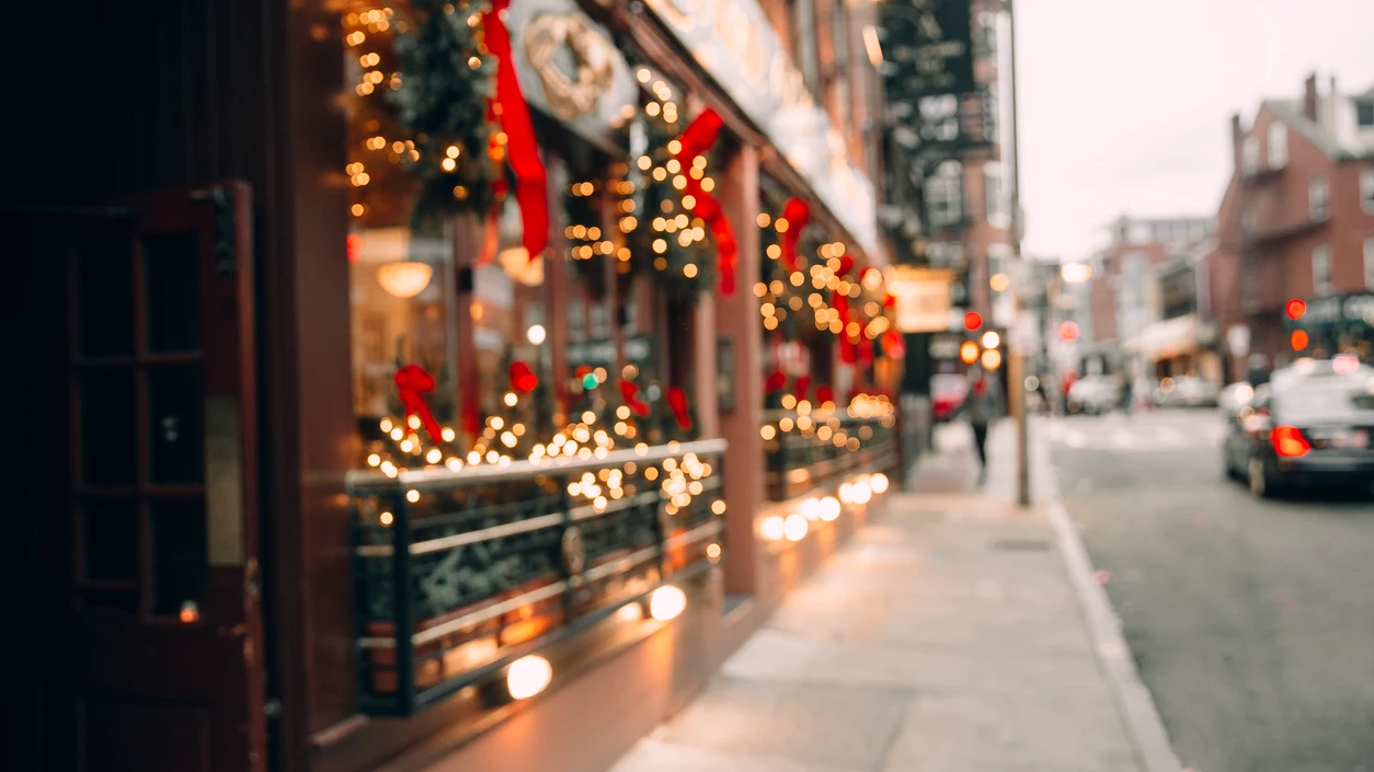 Tienda con luces de Navidad