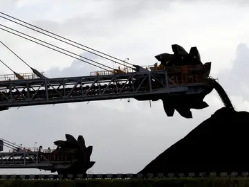 Una maquina coloca carbón en pilas en el puerto carbonero de Newcastle.