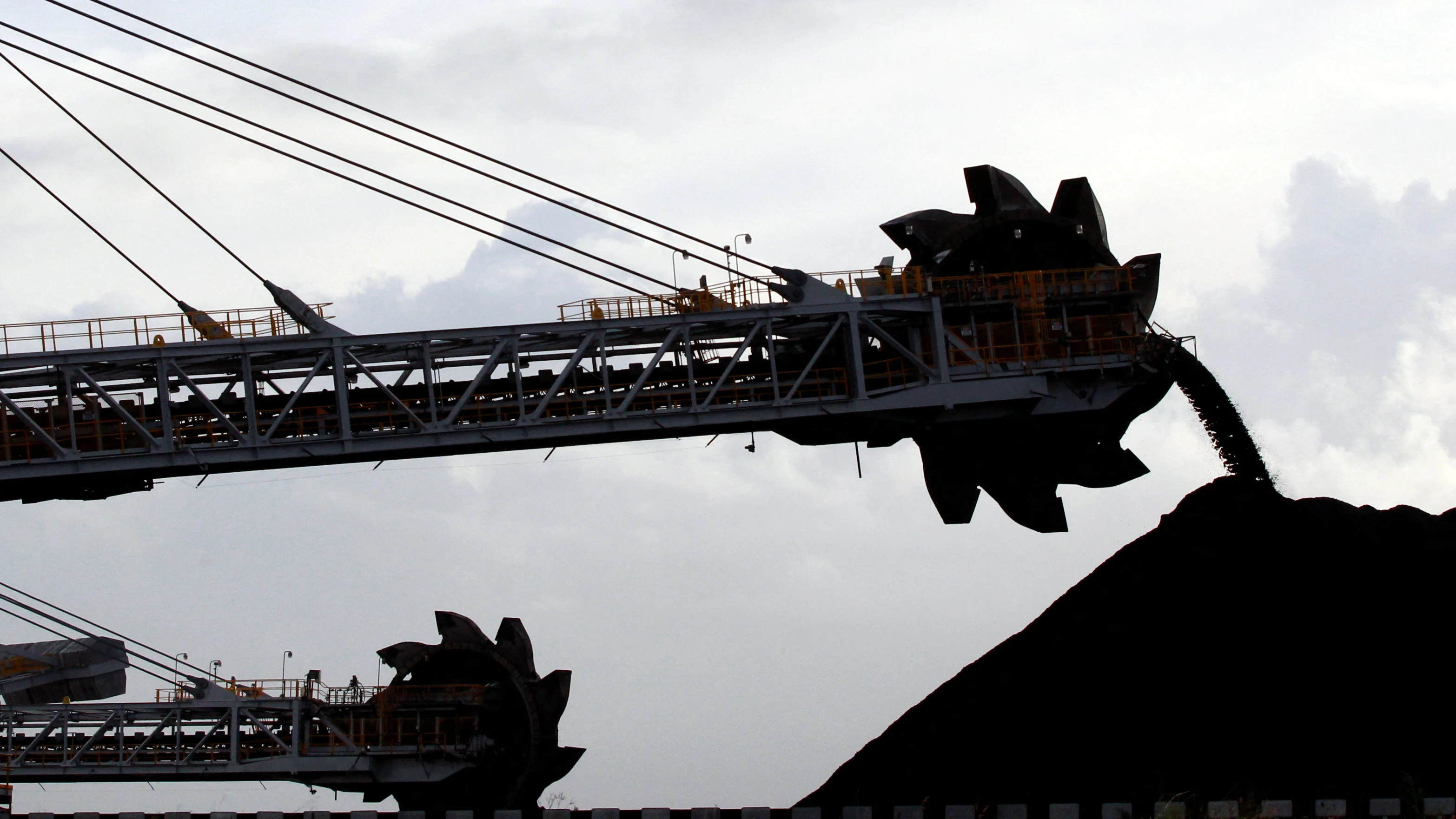 Una maquina coloca carbón en pilas en el puerto carbonero de Newcastle.