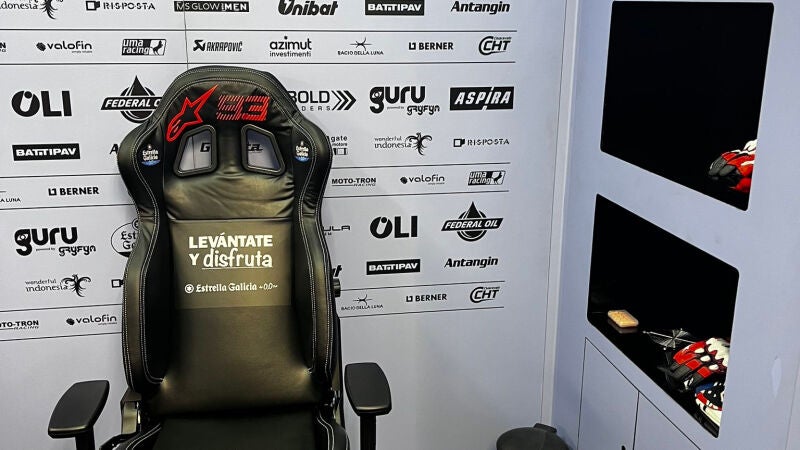 Gresini muestra ya la silla de Marc Márquez en el box del equipo