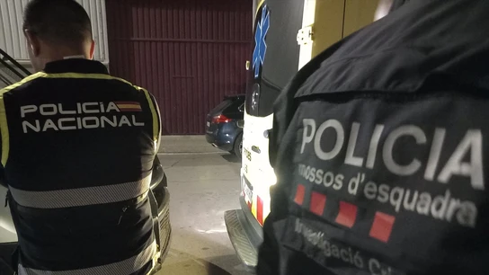 Un agente de los Mossos d'Esquadra y otro de la Policía Nacional en una fotografía de archivo. Un agente de los Mossos d'Esquadra y otro de la Policía Nacional en una fotografía de archivo.