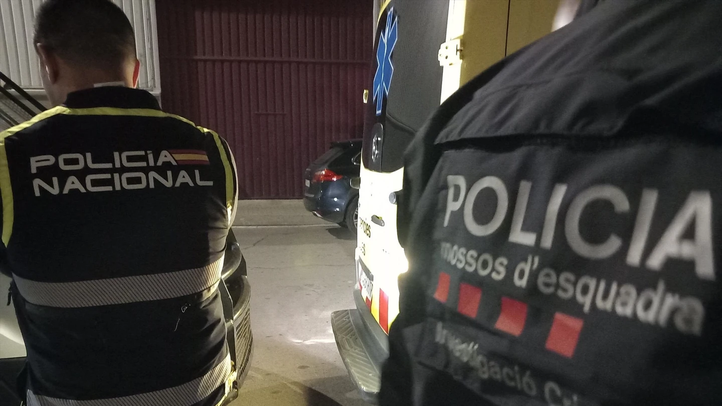 Un agente de los Mossos d'Esquadra y otro de la Policía Nacional en una fotografía de archivo. Un agente de los Mossos d'Esquadra y otro de la Policía Nacional en una fotografía de archivo.